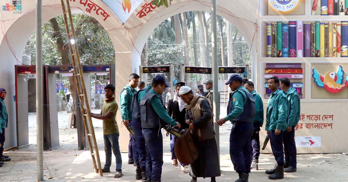 অমর একুশে বইমেলার নিরাপত্তায় রক্ষায় দায়িত্ব পালন করছেন পুলিশ সদস্যরা। ছবি: মেহেদী জামান